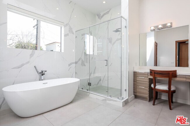 Building Photo - 912 N Crescent Heights Blvd