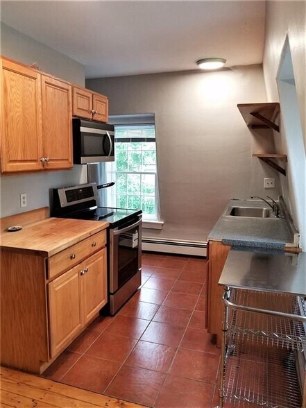 Building Photo - 8 Cady St