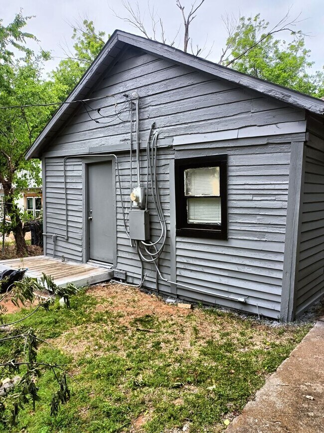 Building Photo - Beautiful 3 Bed / 1 Bath Home with Large Yard!
