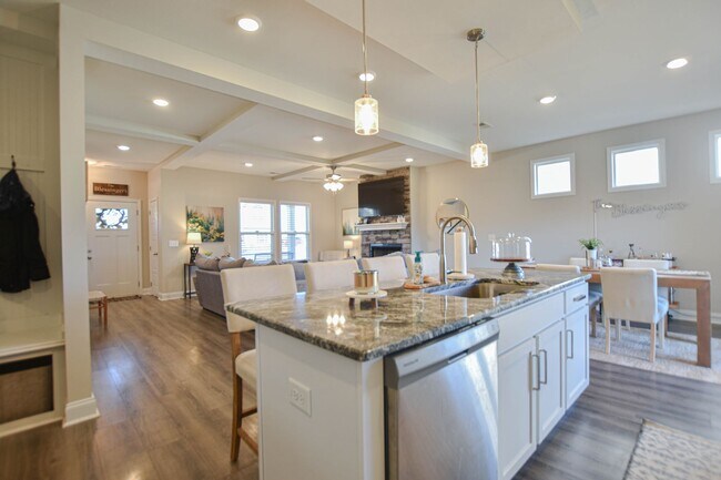 Building Photo - Pet Friendly Four Bedroom!