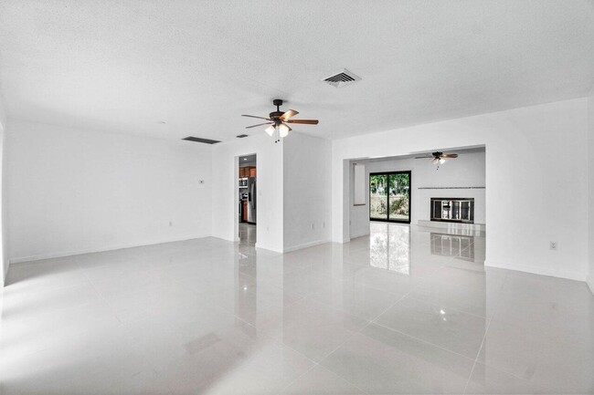 Building Photo - 899 NW 7th Dr