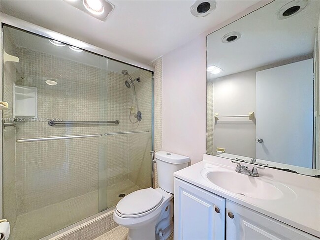 Building Photo - 605 Oaks Dr