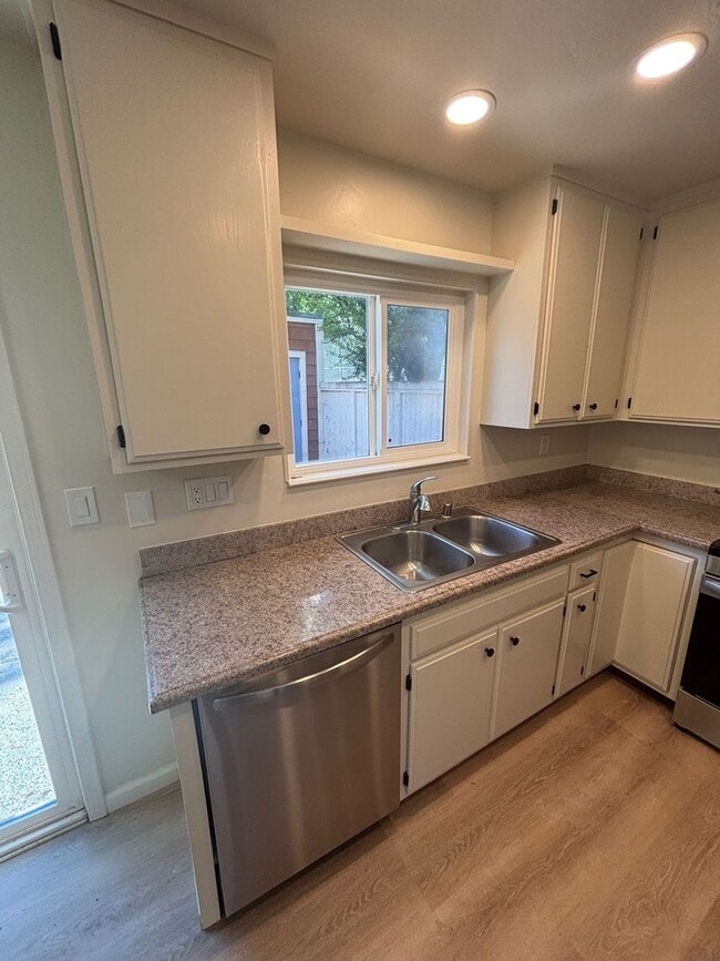 Building Photo - Updated 3 bedroom 2 bathroom Bennett Valle...