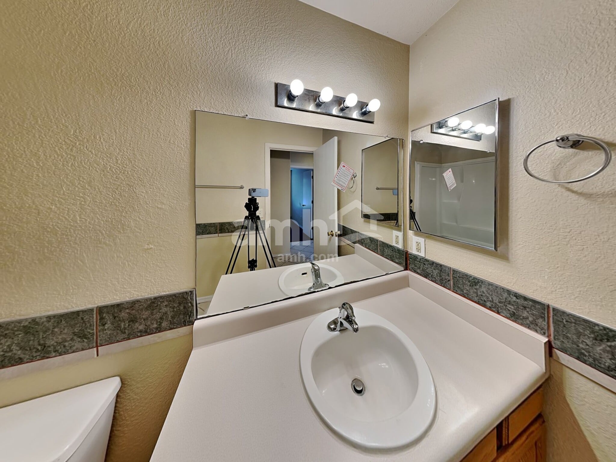 Building Photo - 1566 W Breakwell St