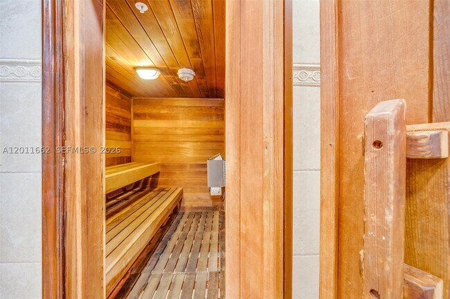 Building Photo - 2030 S Ocean Dr