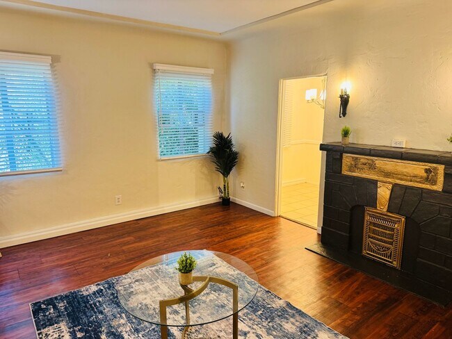 Building Photo - 409 W 3rd