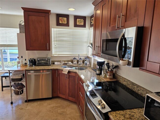 Building Photo - 6100 Bahia Del Mar Cir N