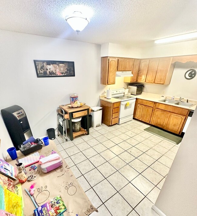 Building Photo - Nice 2 bedroom / 2 bathroom / 2 car garage single story town home for rent in Shalimar!