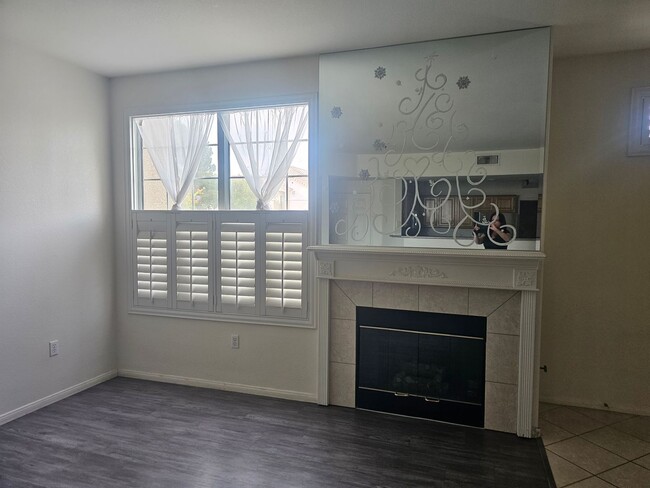 Building Photo - 2 Bedroom Townhome for Rent