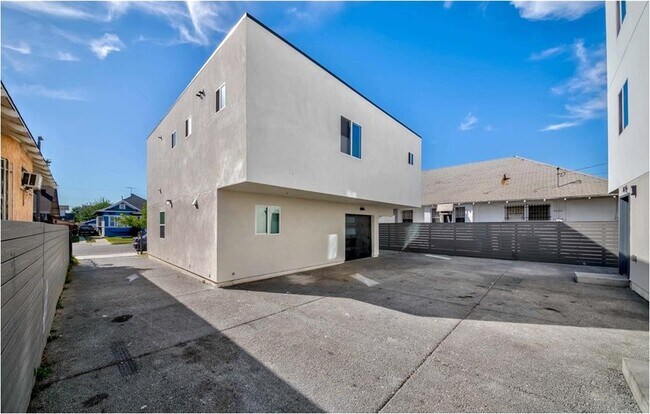 Building Photo - 211 W 43rd St