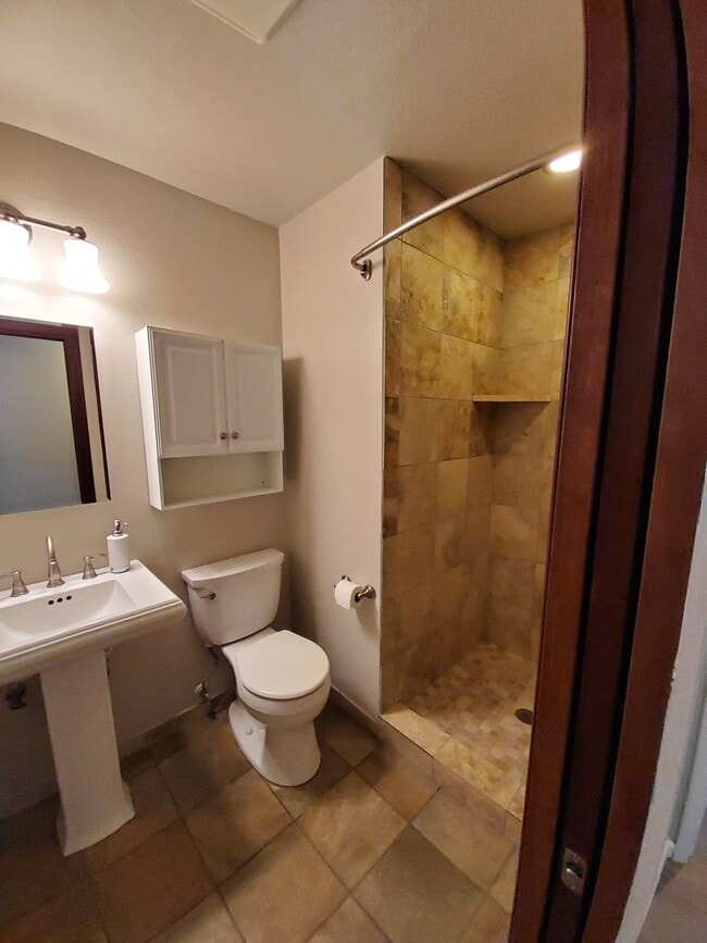 Building Photo - Great Home Near Hiteon Elementary