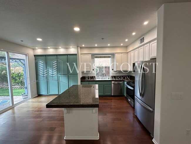 Building Photo - AVAILABLE NOW!!! 3 Bedroom 3 bath Private OASIS backyard in Vista, CA.