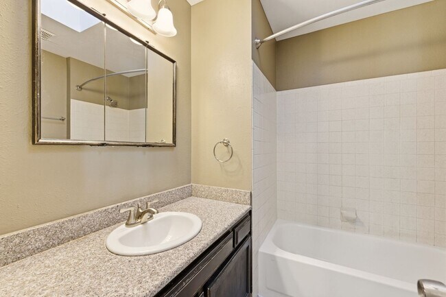 Building Photo - PRICE DROP! 3 Bedroom 2 Bathroom House Wit...