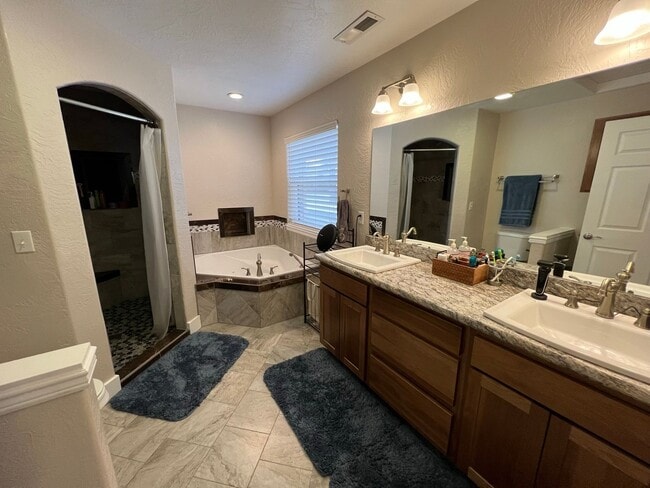 Building Photo - Beautiful newly remodeled home