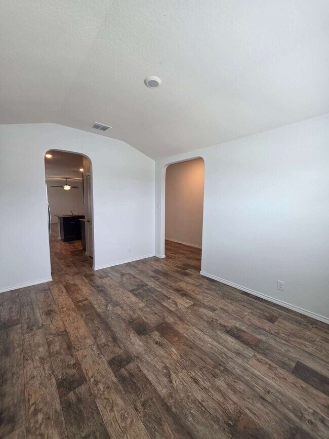 Building Photo - Ready Now – Freshly Painted & Move-In Ready!