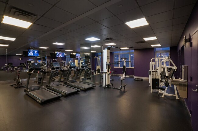 Building Photo - 350 W 43rd St