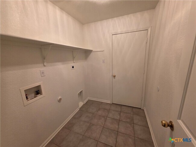 Building Photo - 2402 Mikulec Dr