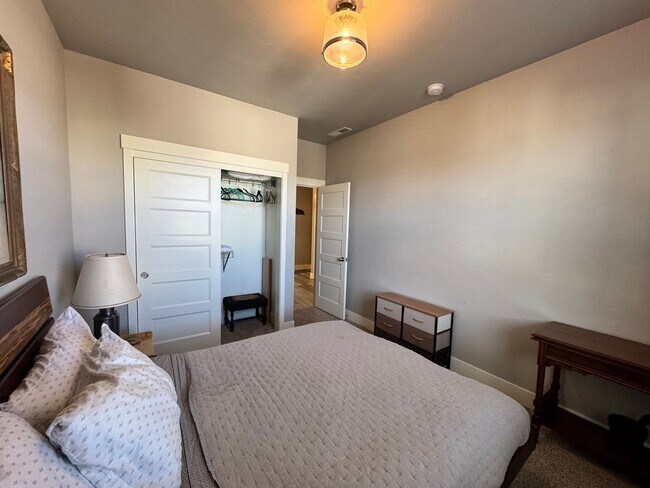 Building Photo - FOR RENT - All Inclusive Owner pays utilities - Furnished 3 bed, 2 bath NorthWest Crossing Townhome