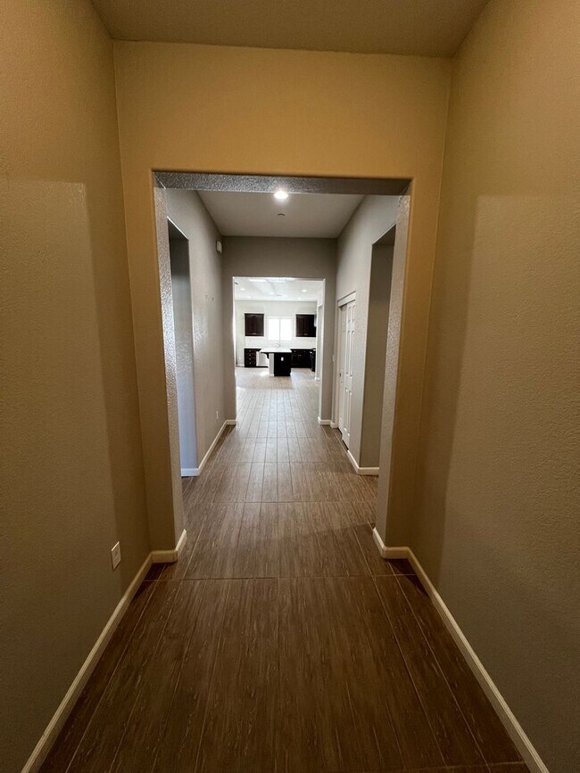 Building Photo - Beautiful 3 Bed, 2 Bath home in highly des...