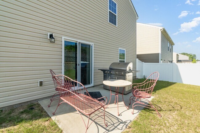 Building Photo - MOVE-IN READY!