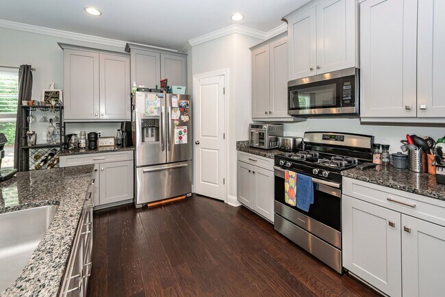 Building Photo - 3 Bedroom 2.5 Bath Single Family Home in F...