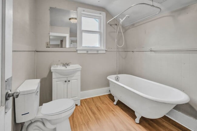 Building Photo - 1120 1/2 Washington St