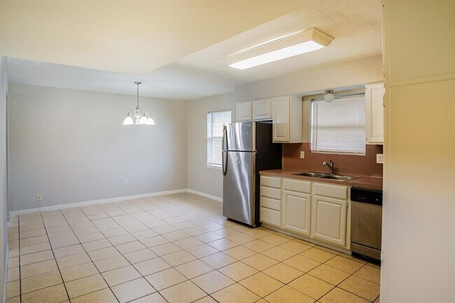 Building Photo - 10919 Skybird Dr