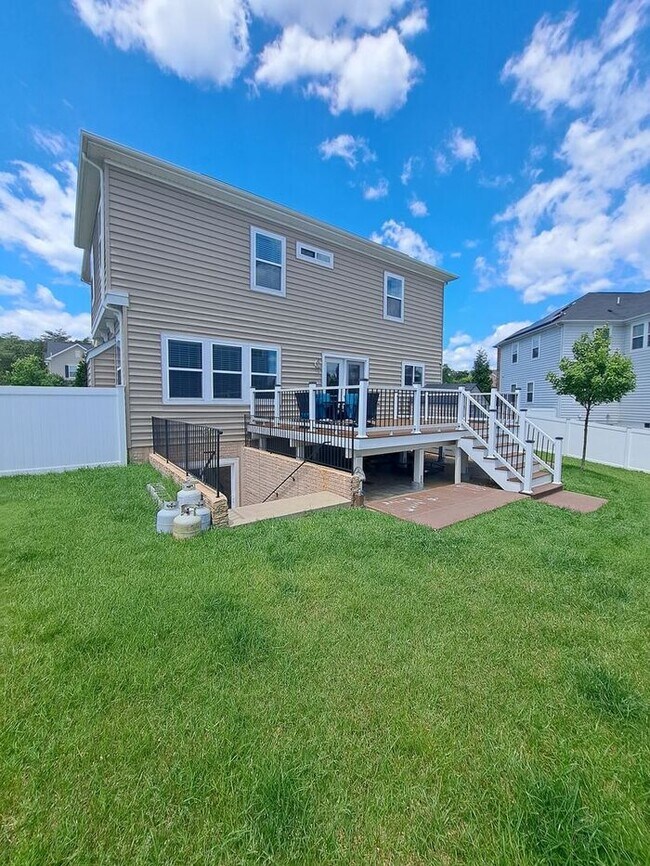 Building Photo - Amazing 3 Level Corner Lot Home in Waldorf...