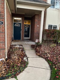 Building Photo - Nice Sterling Creek condo in Utica school....