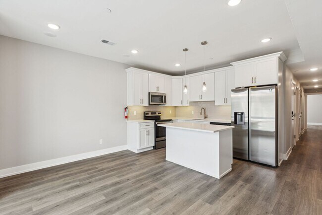 Building Photo - Chic 2-Bedroom Rental with Stunning Roofto...