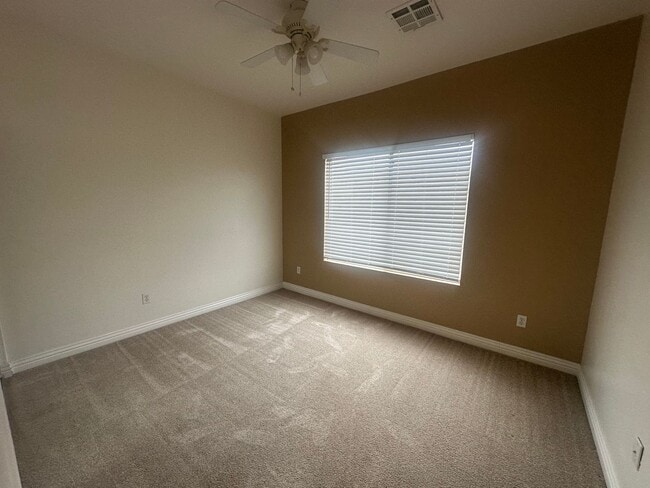 Building Photo - Great Townhome in Henderson Gated Community