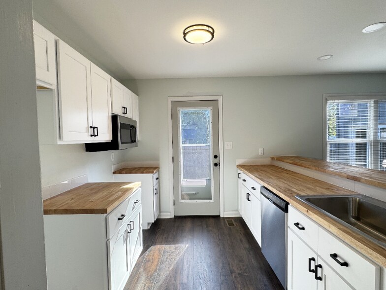 Building Photo - 599 Moriston Rd