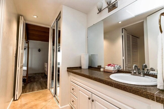 Building Photo - 6526 Ocean Crest Dr