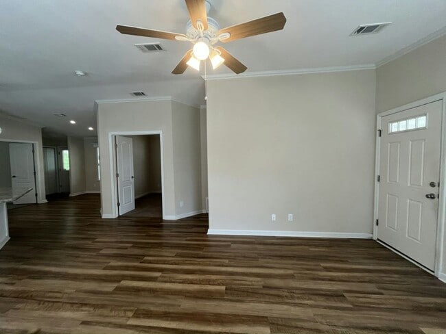 Building Photo - 115 Poinsettia Dr