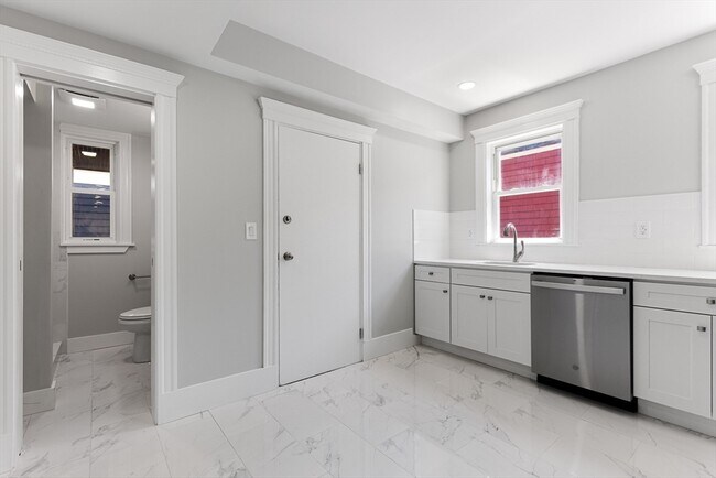 Building Photo - 64 Bakersfield St