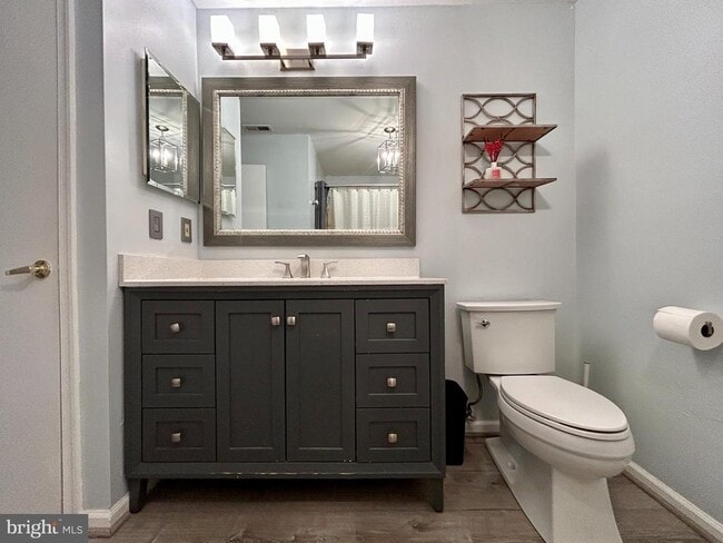 Building Photo - 904B Oliphant Ln