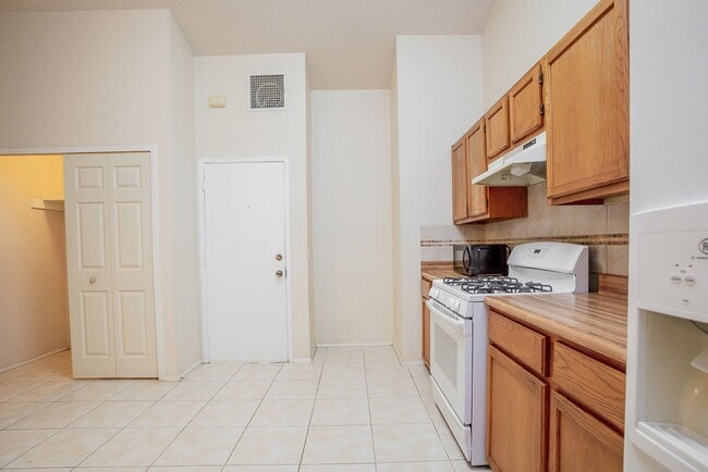 Building Photo - Spacious 3-Bedroom Single Family Home in S...