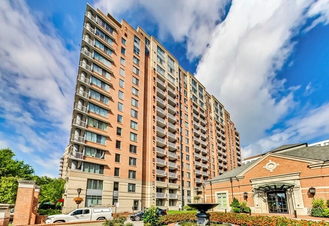 Primary Photo - Luxury 2BD/2BA in The Gallery - Across fro...