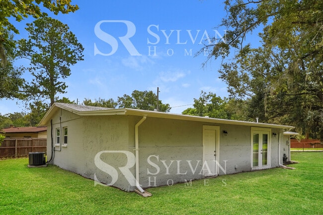 Building Photo - Feel welcome in this well-maintained 4BR 2...