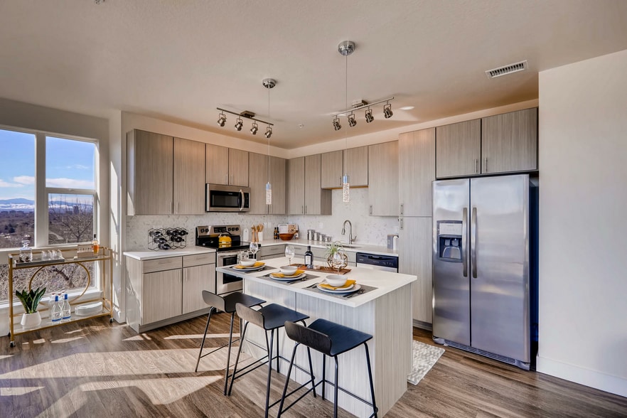 Primary Photo - High Line Pointe