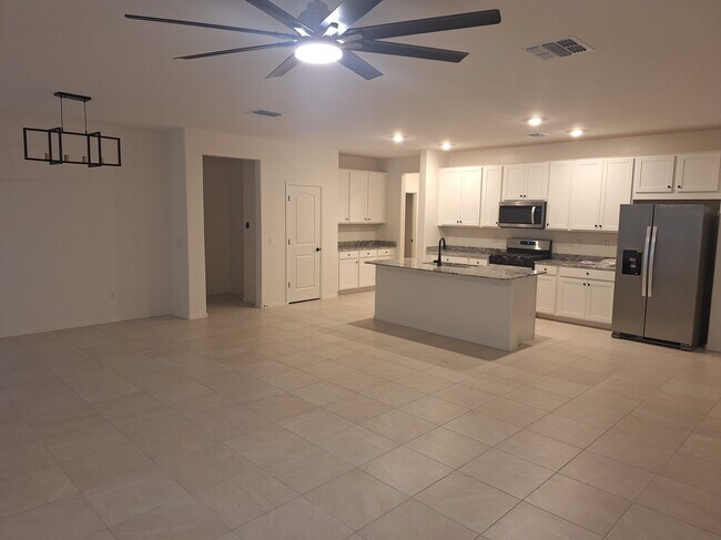 Building Photo - 945 W Calle Alta Curva
