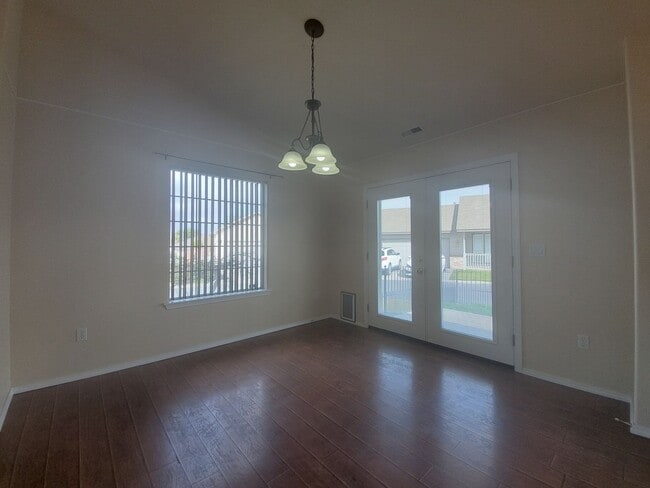 Building Photo - 2421 S Arthur Ct