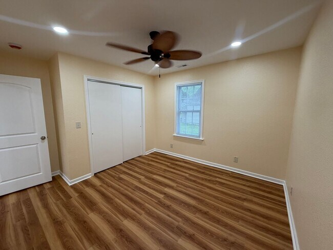 Building Photo - 705 Canal Dr