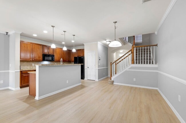 Building Photo - Charming 2-Bedroom Townhome in Desirable R...