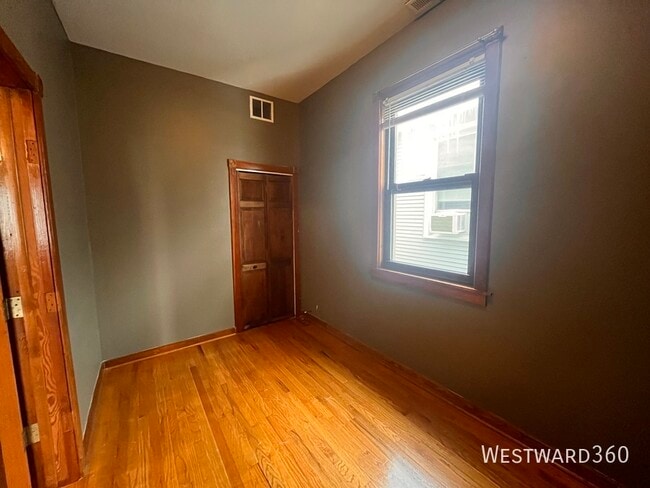 Building Photo - 3110 N Kenmore Ave