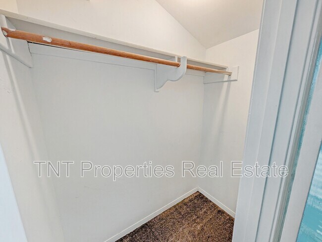 Building Photo - 1811 Woodsman Dr