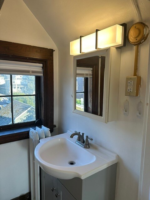 Building Photo - 105-1 Bool St