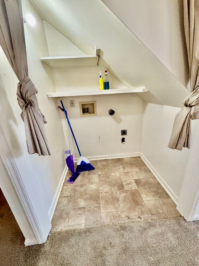 Building Photo - 2 Bedroom Near Law School!