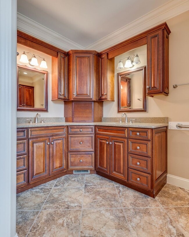 Building Photo - Experience lakefront living at its finest in the heart of East TN