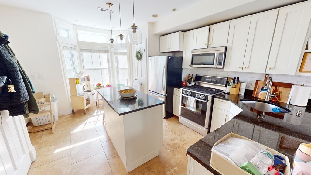 Building Photo - 272 Bowen St